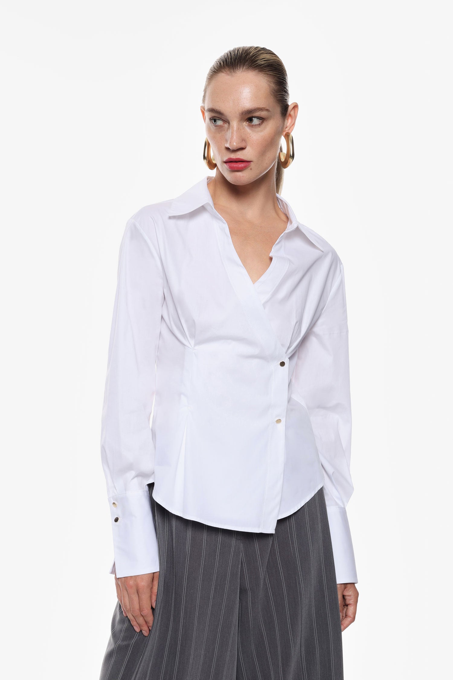 Camicia con scollo a V e chiusura laterale