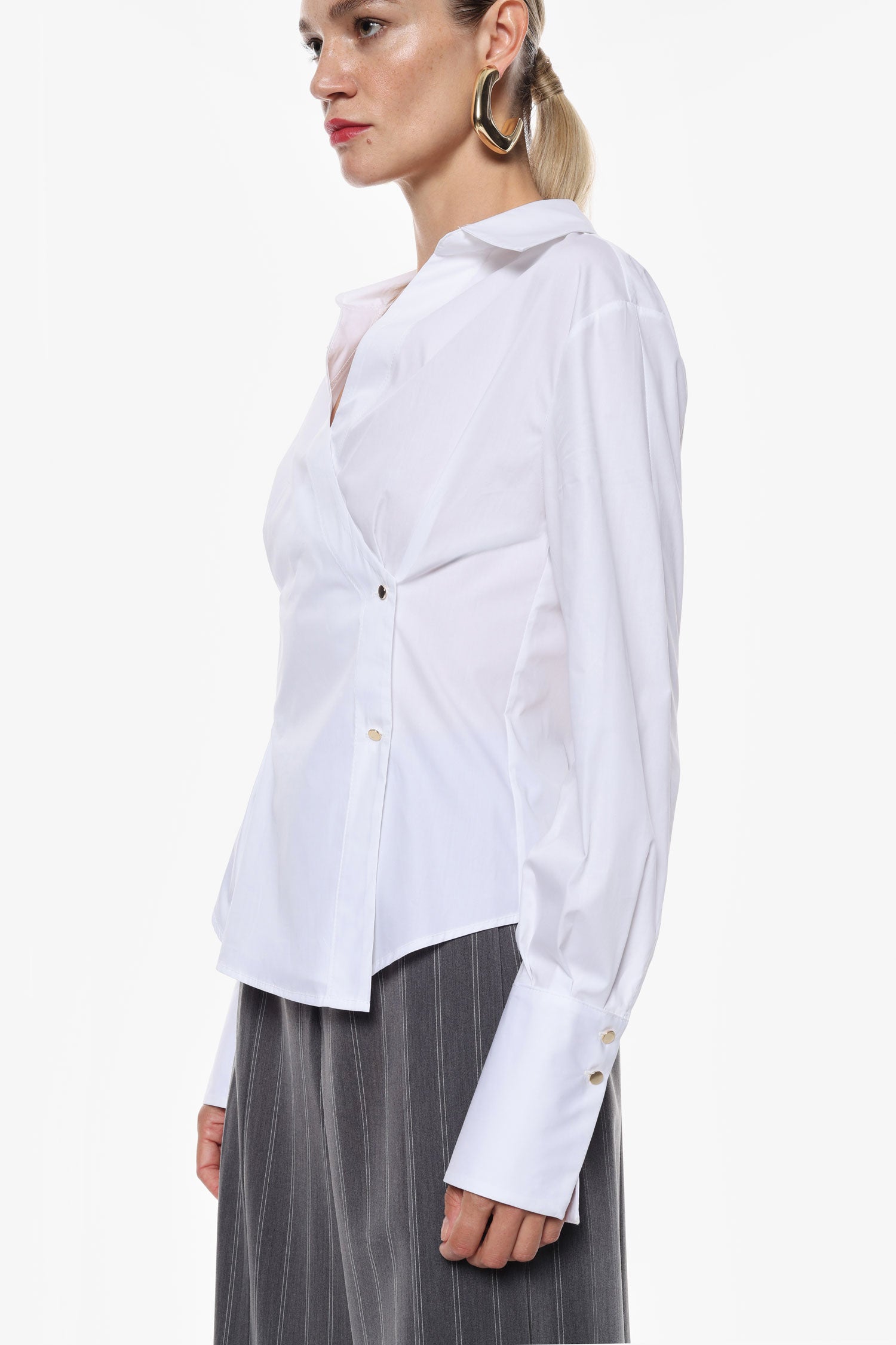 Camicia con scollo a V e chiusura laterale