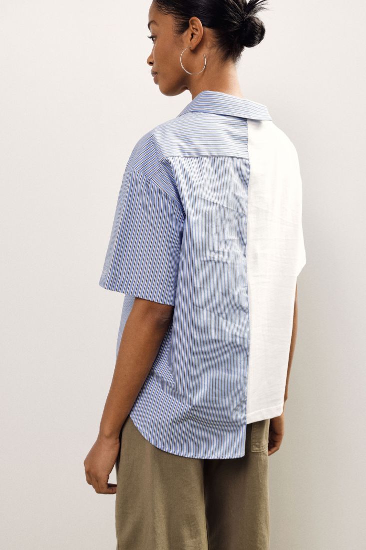 T-shirt asimmetrica con stampa e righe