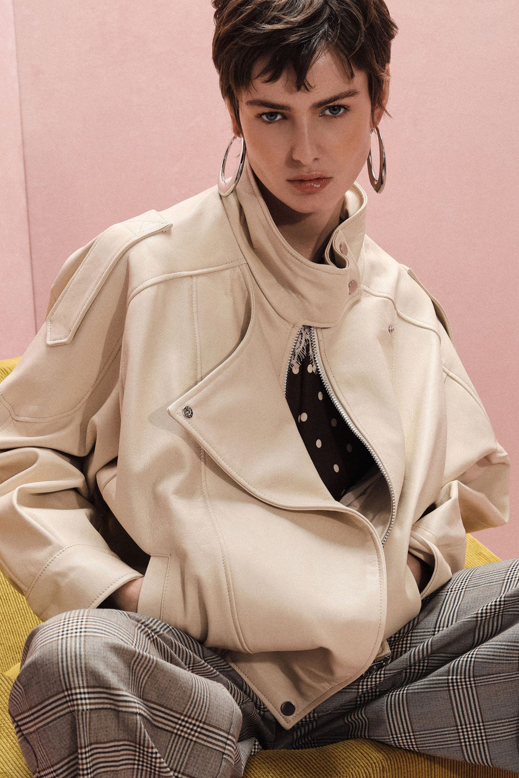 Giacca in pelle con zip e collo alto