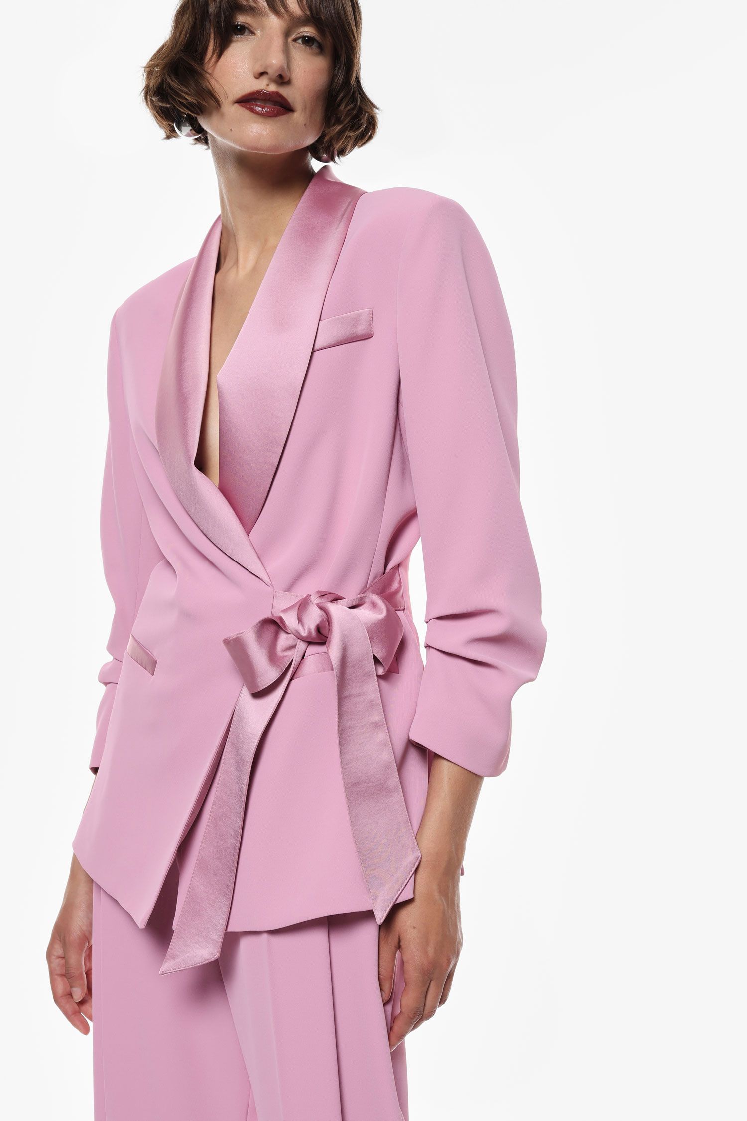 Blazer con chiusura laterale e rovere effetto satin