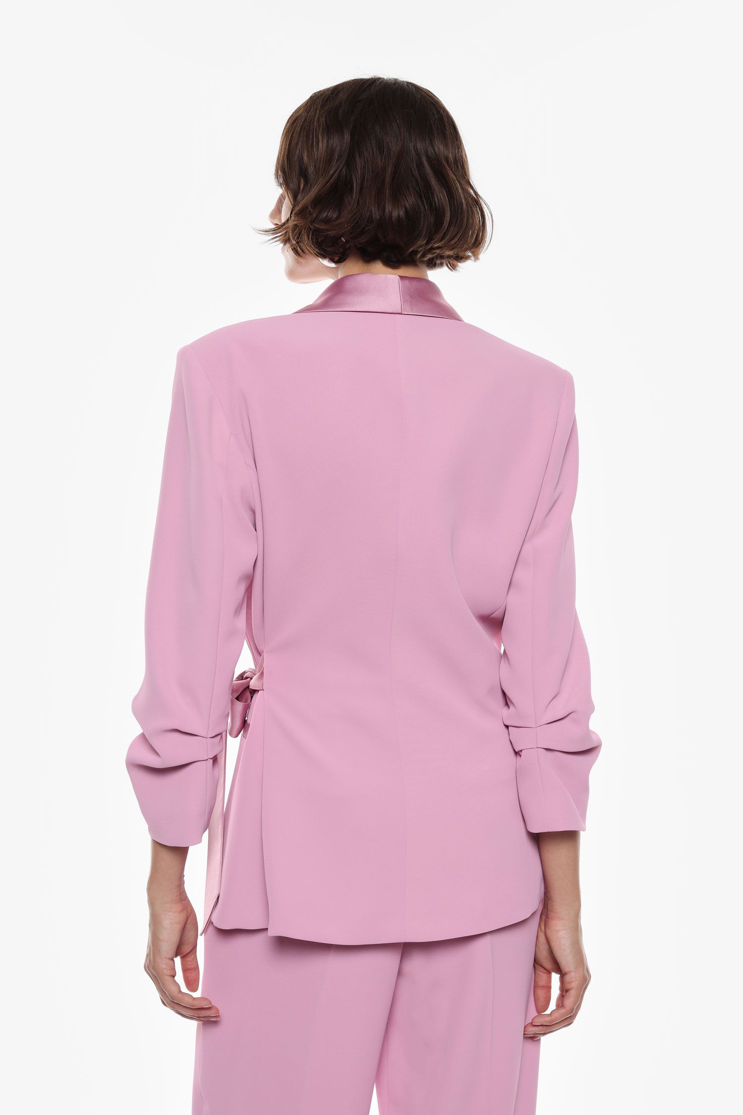 Blazer con chiusura laterale e rovere effetto satin