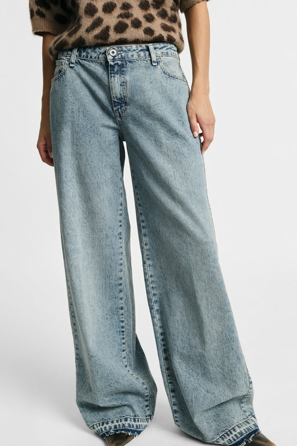 Jeans ampi a vita alta con fondo largo