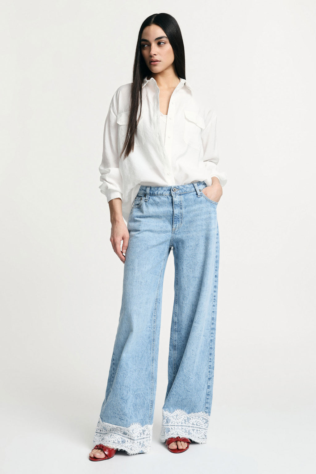 Jeans a gamba ampia con bordi in pizzo