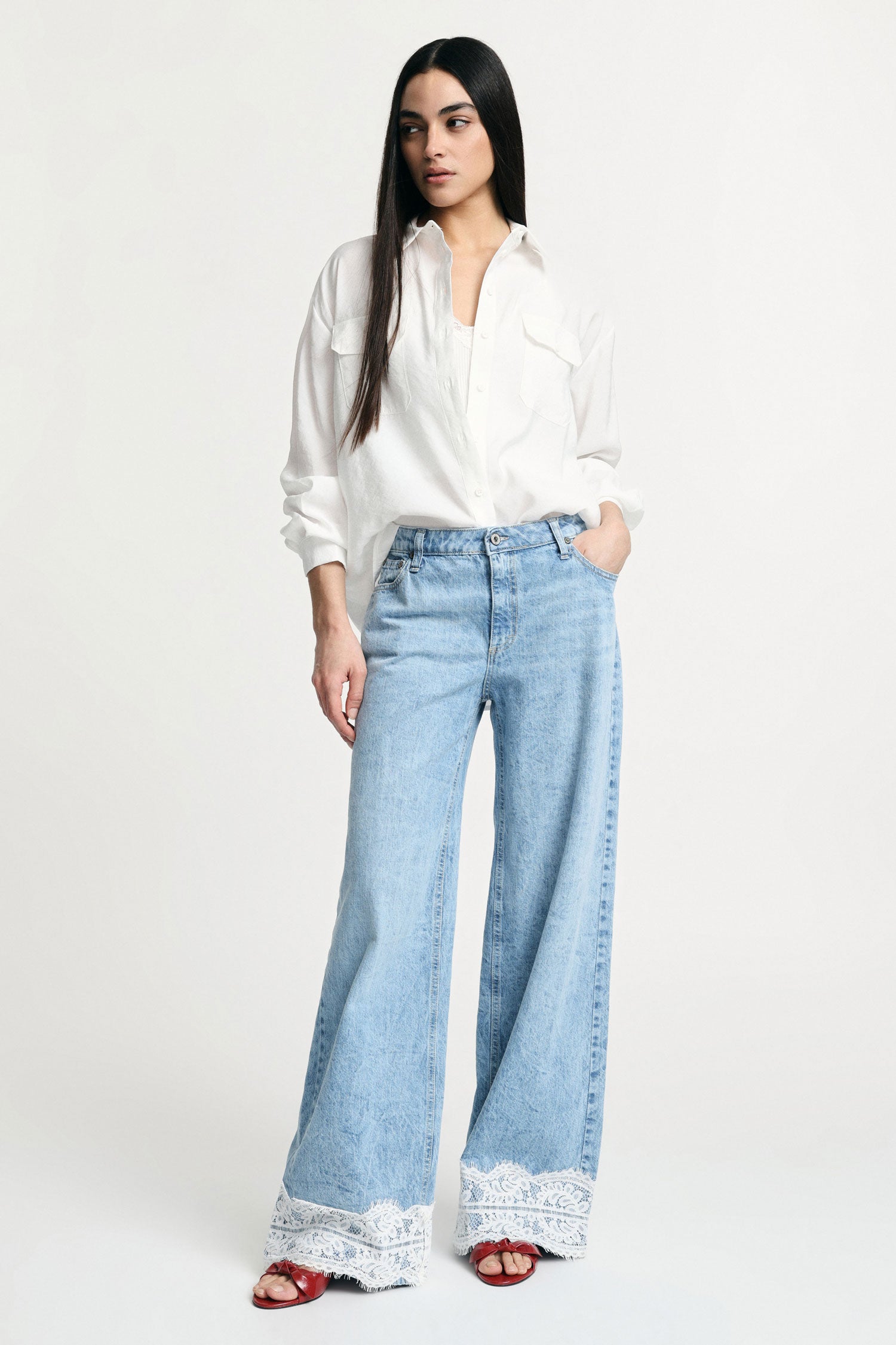 Jeans a gamba ampia con bordi in pizzo