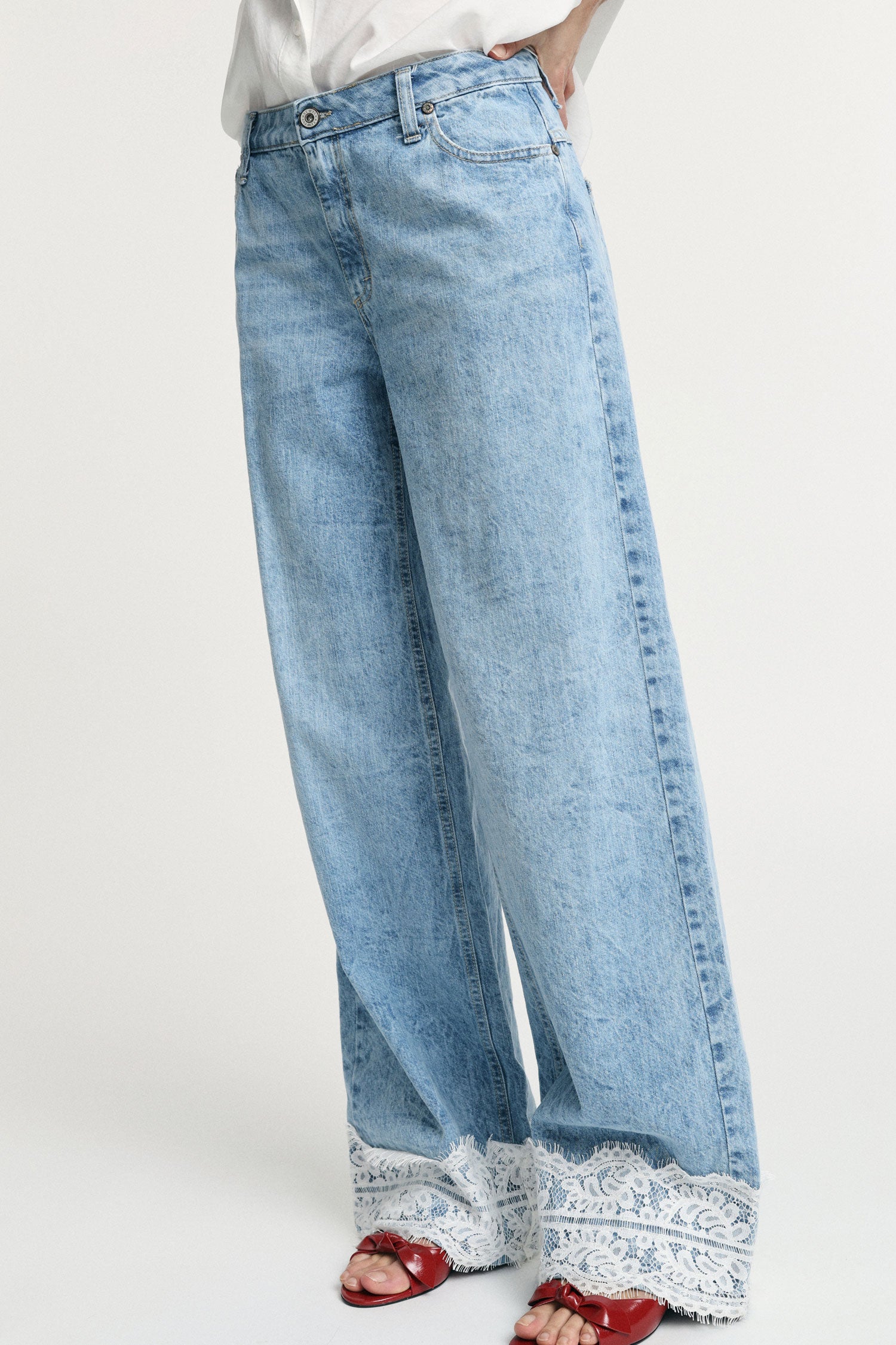 Jeans a gamba ampia con bordi in pizzo