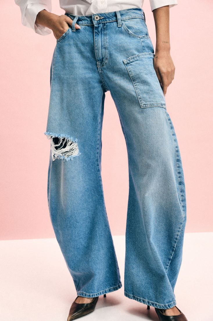 Jeans wide leg strappo e tasca applicata