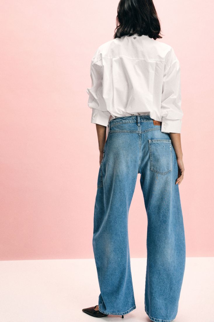 Jeans wide leg strappo e tasca applicata