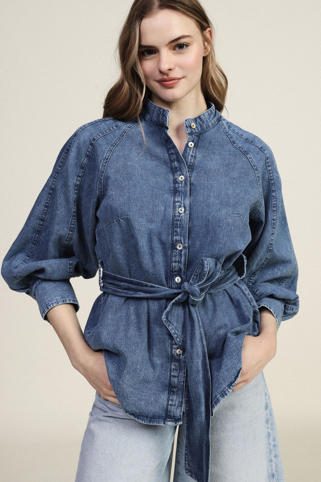 Camicia in denim con cintura e maniche lunghe