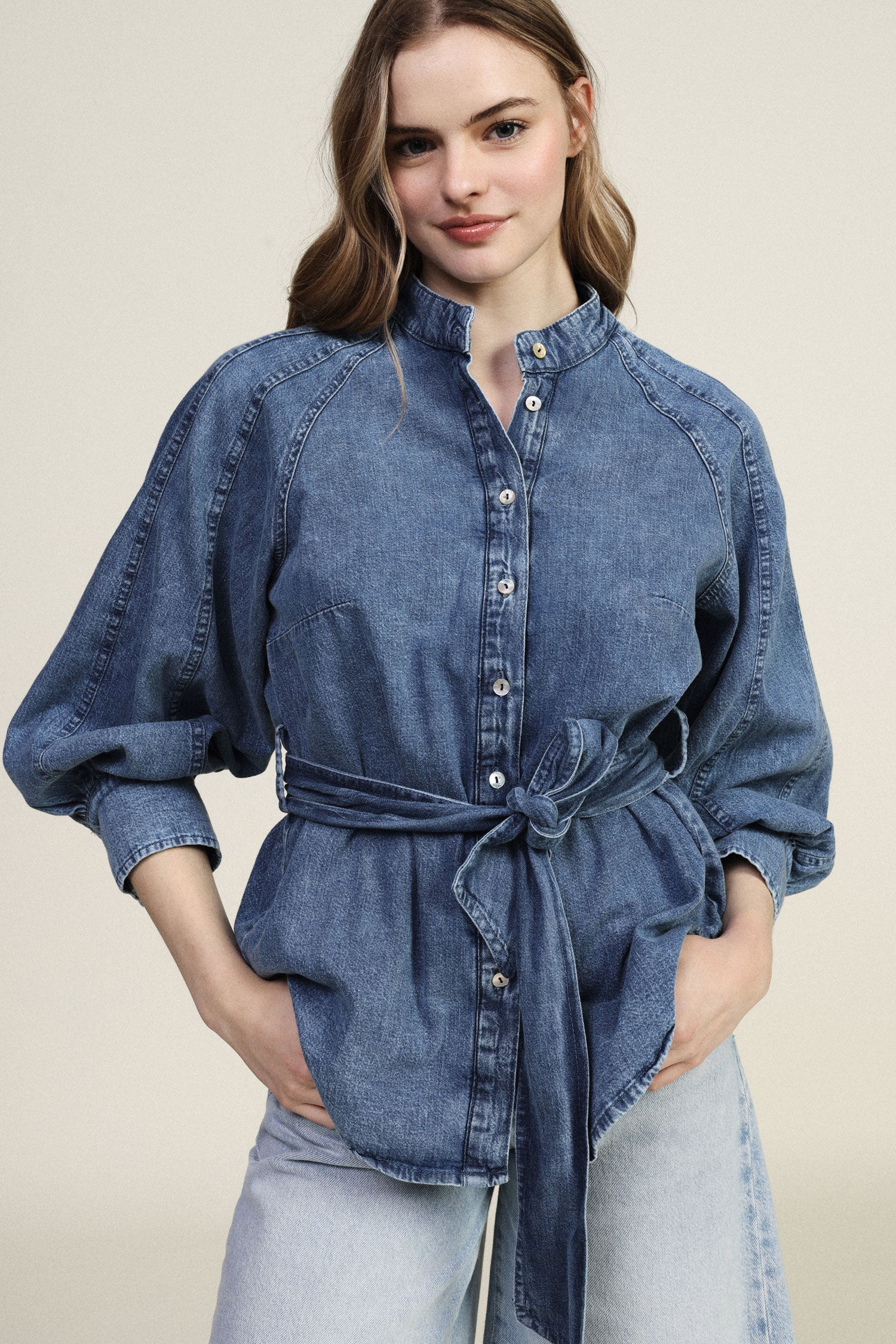 Camicia in denim con cintura e maniche lunghe