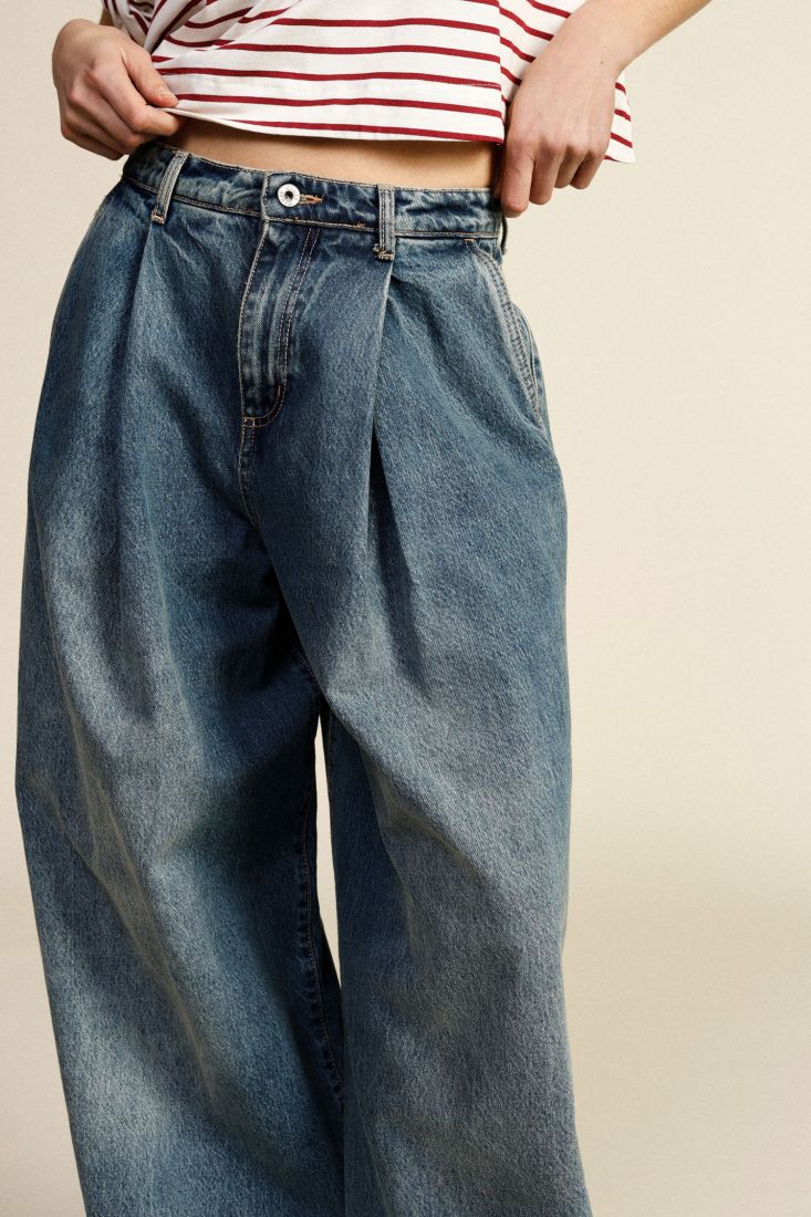 Jeans a gamba ampia con pinces