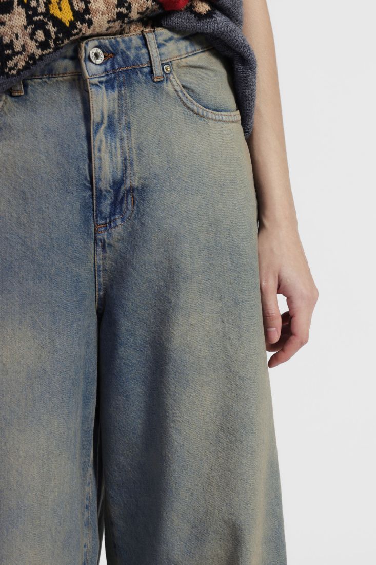 Jeans a gamba ampia vita alta con lavaggio vissuto