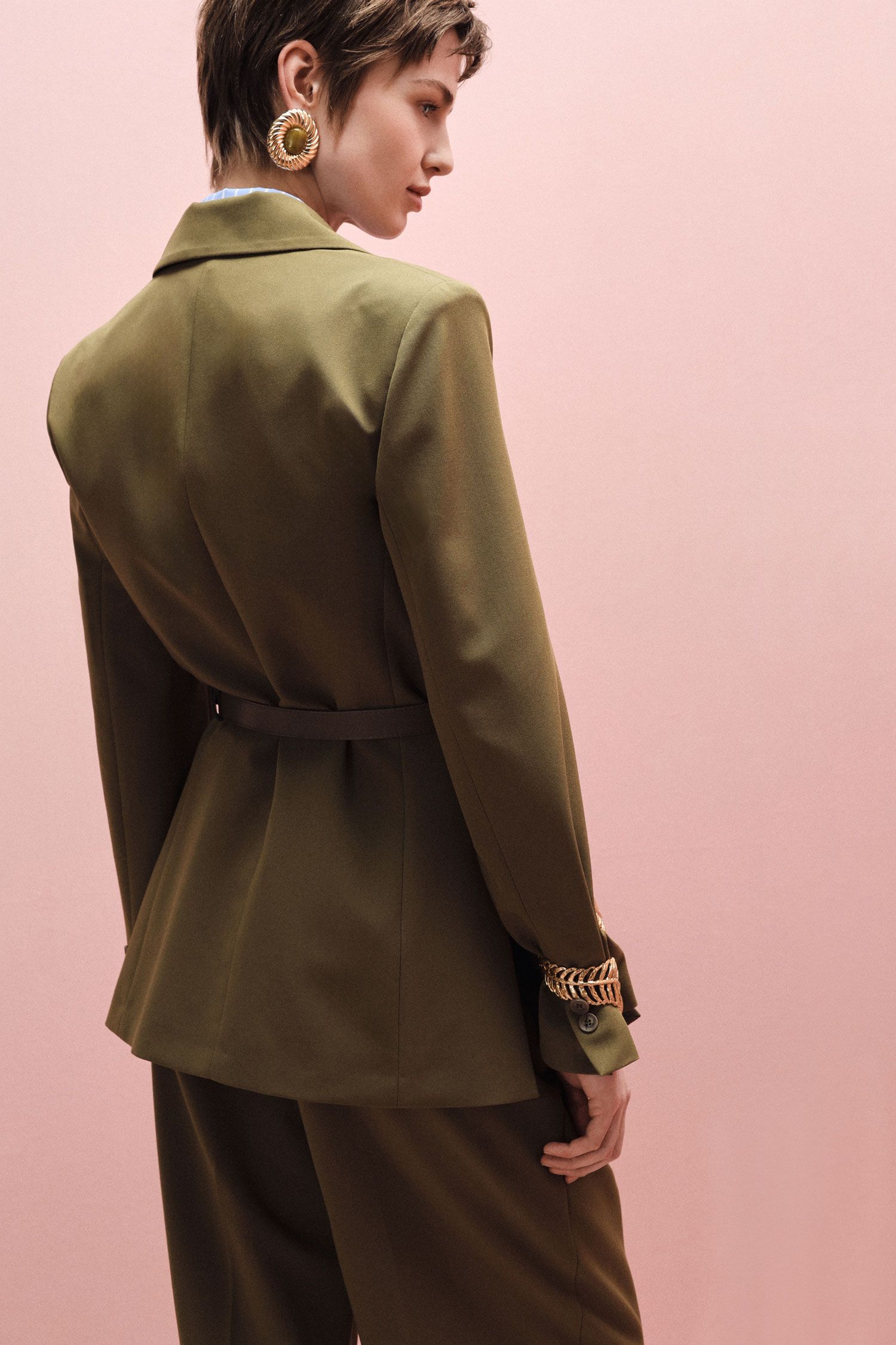 Blazer con cintura e abbottonatura monopetto