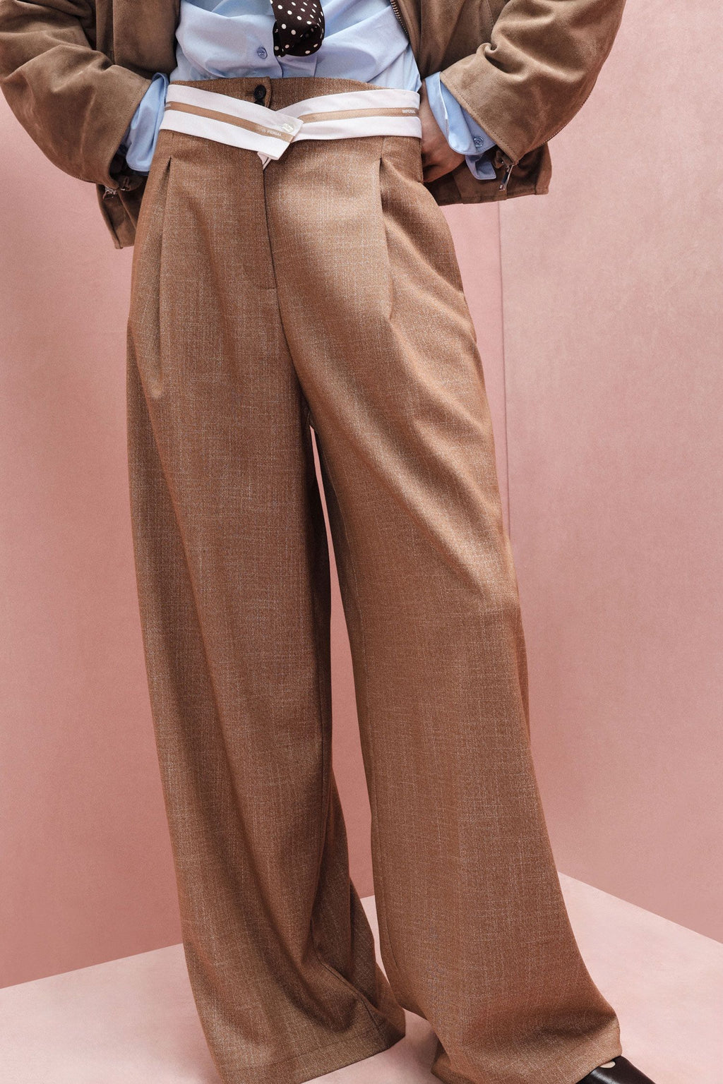 Pantaloni palazzo a vita alta con cintura intrecciata