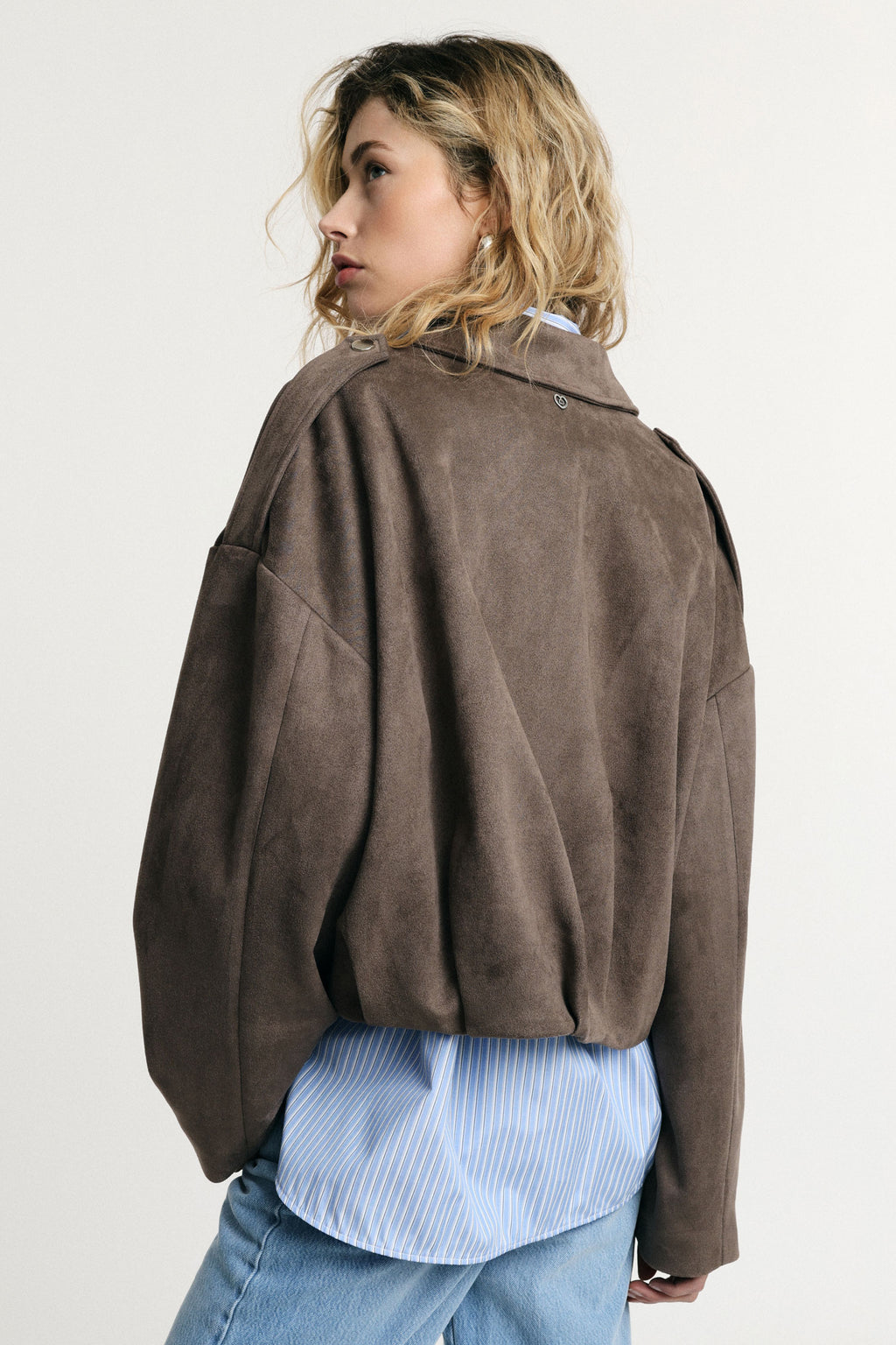 Bomber corto con zip e spalle strutturate