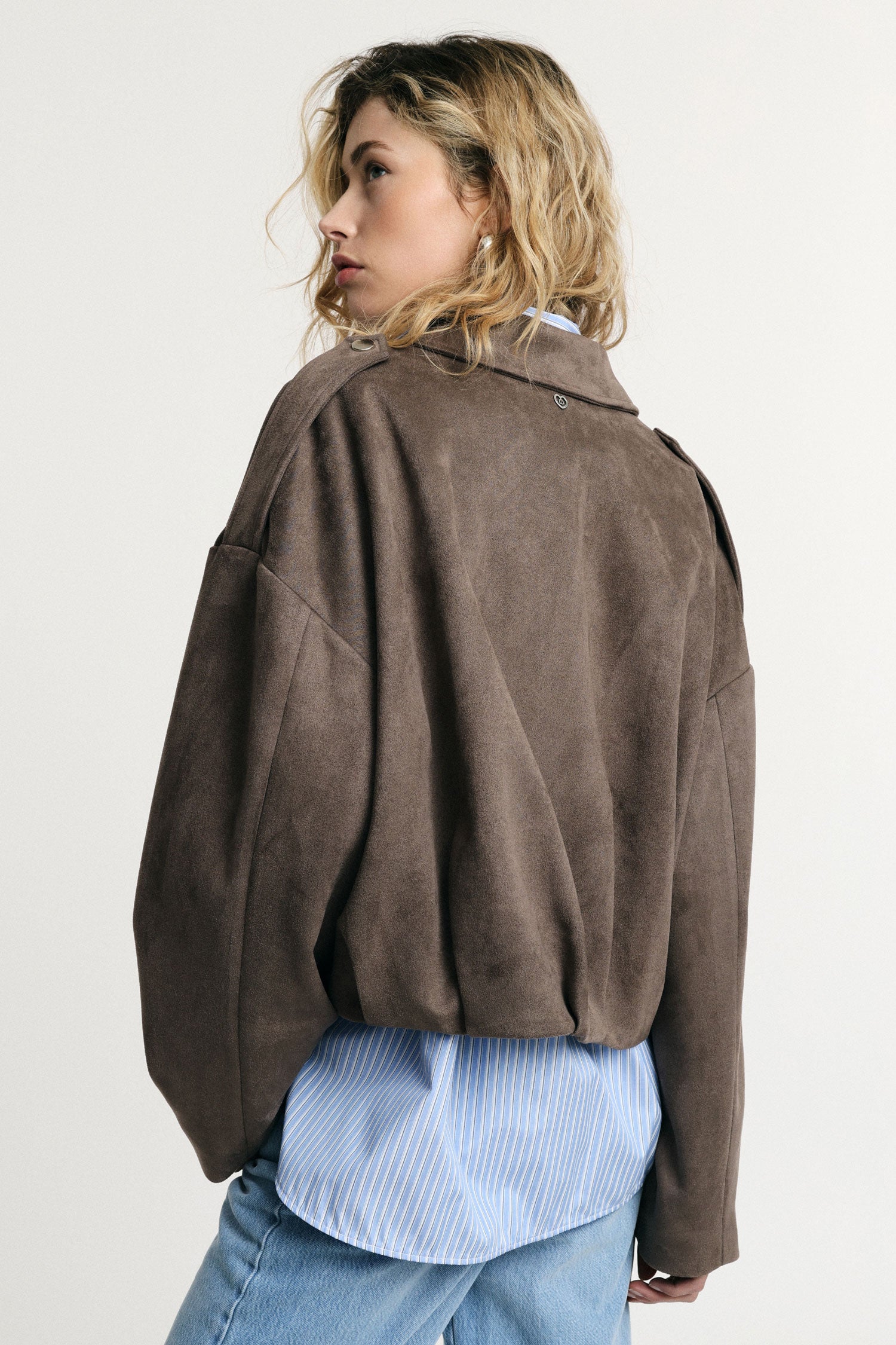 Bomber corto con zip e spalle strutturate