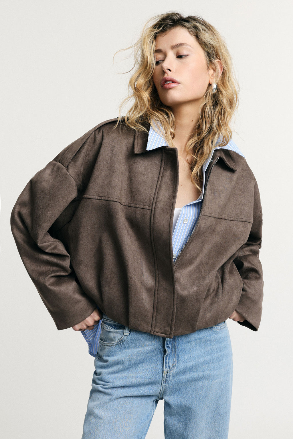 Bomber corto con zip e spalle strutturate