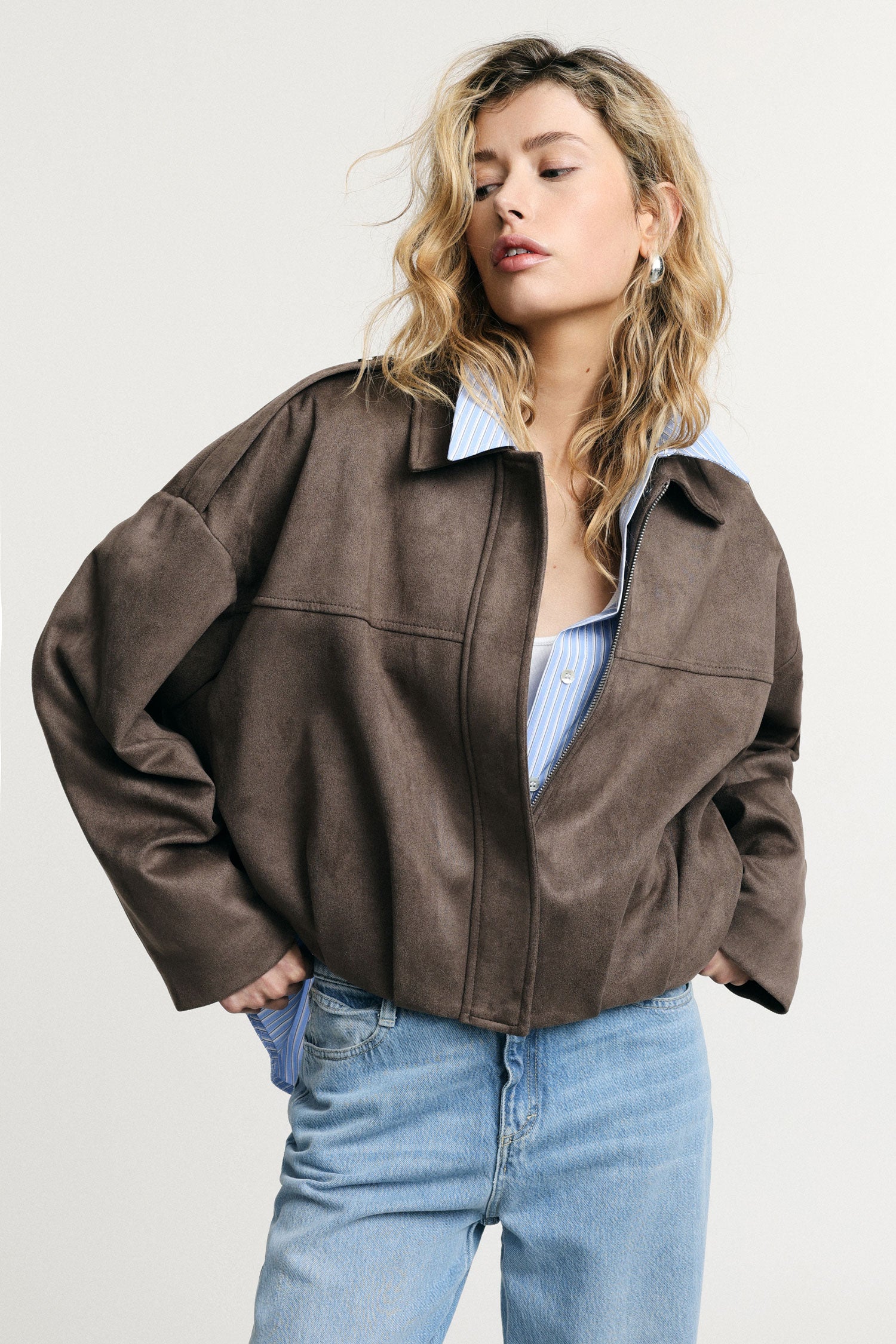 Bomber corto con zip e spalle strutturate