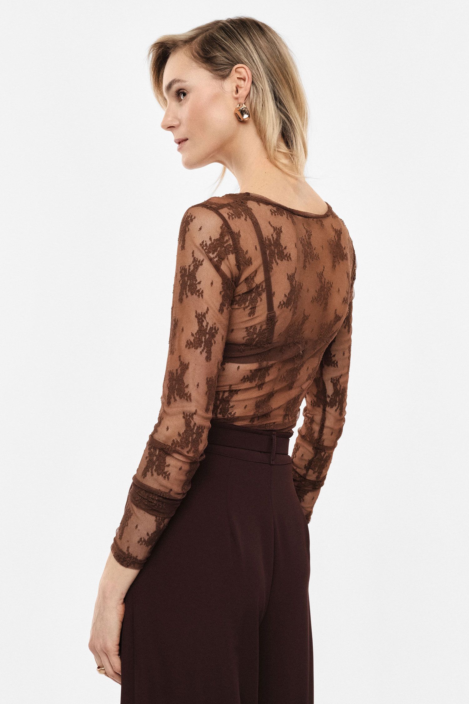 Top in pizzo a maniche lunghe
