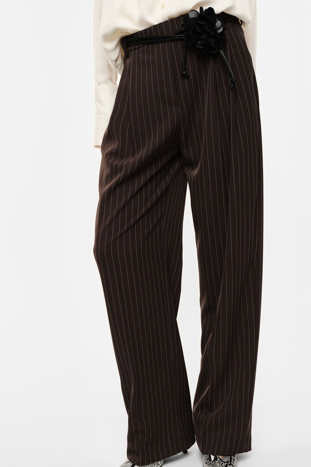 Pantaloni palazzo a righe con cintura fiore