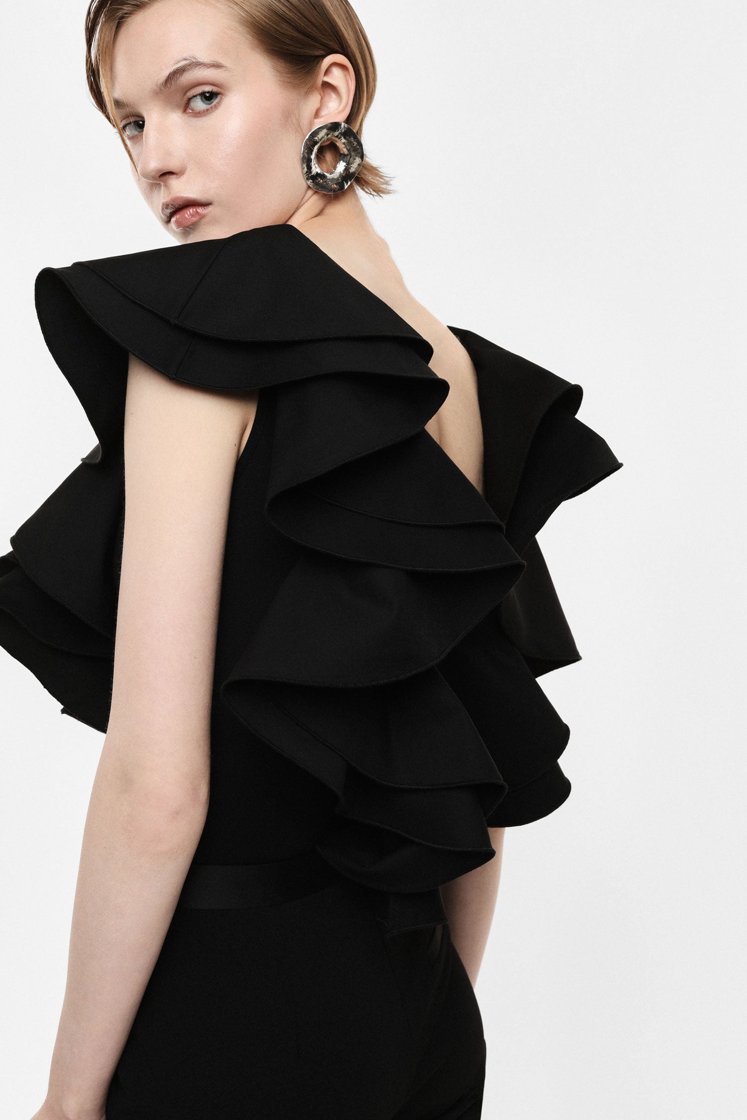 Body con volant sulle spalle e scollo tondo
