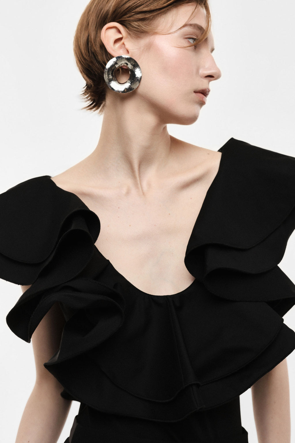 Body con volant sulle spalle e scollo tondo