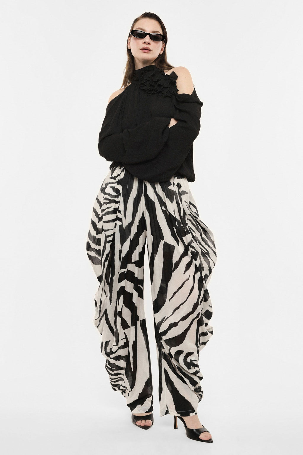 Pantaloni palazzo con stampa e drappeggio