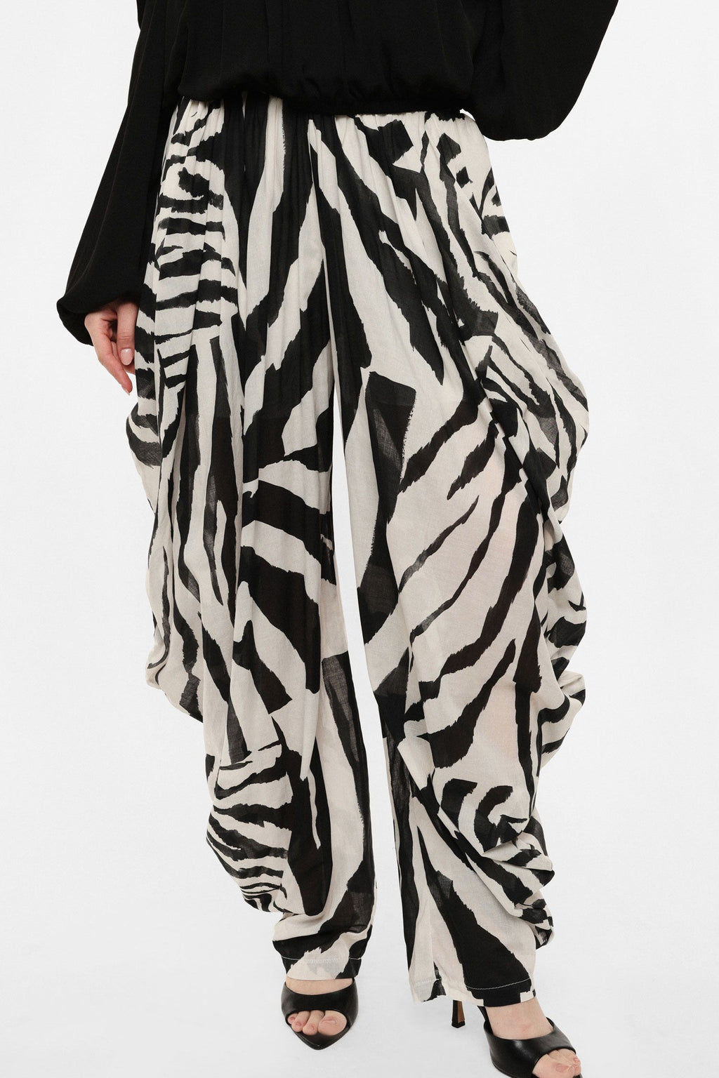 Pantaloni palazzo con stampa e drappeggio
