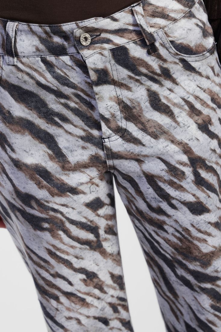Pantaloni slim-fit fantasia animalier stampa integrale