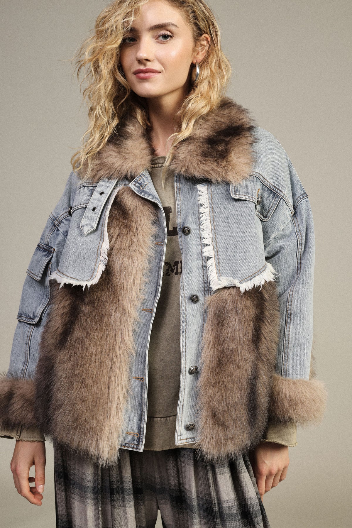 Giacca denim con inserti pelliccia e tasche frontali