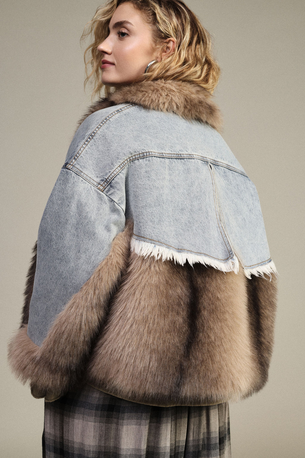 Giacca denim con inserti pelliccia e tasche frontali