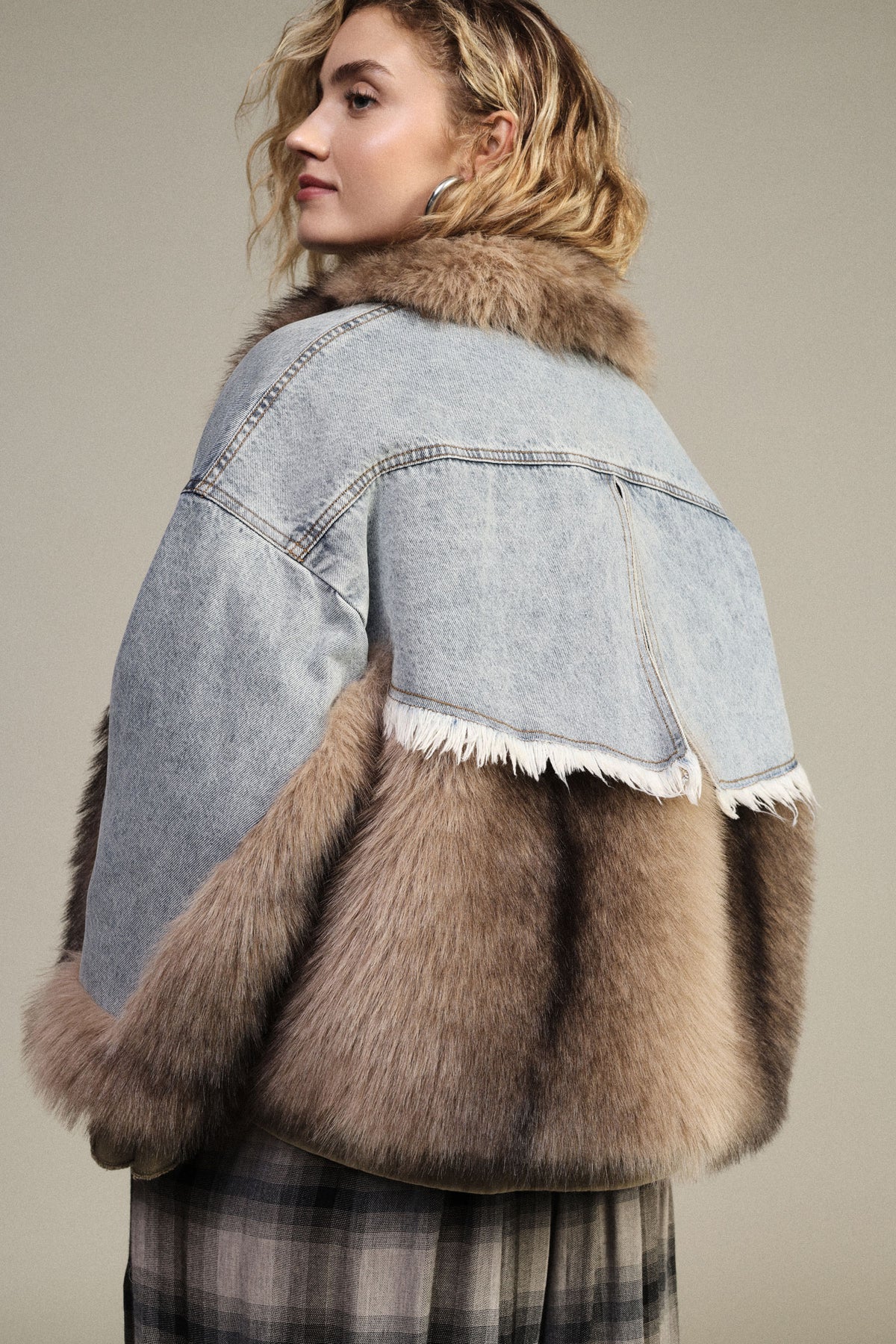 Giacca denim con inserti pelliccia e tasche frontali