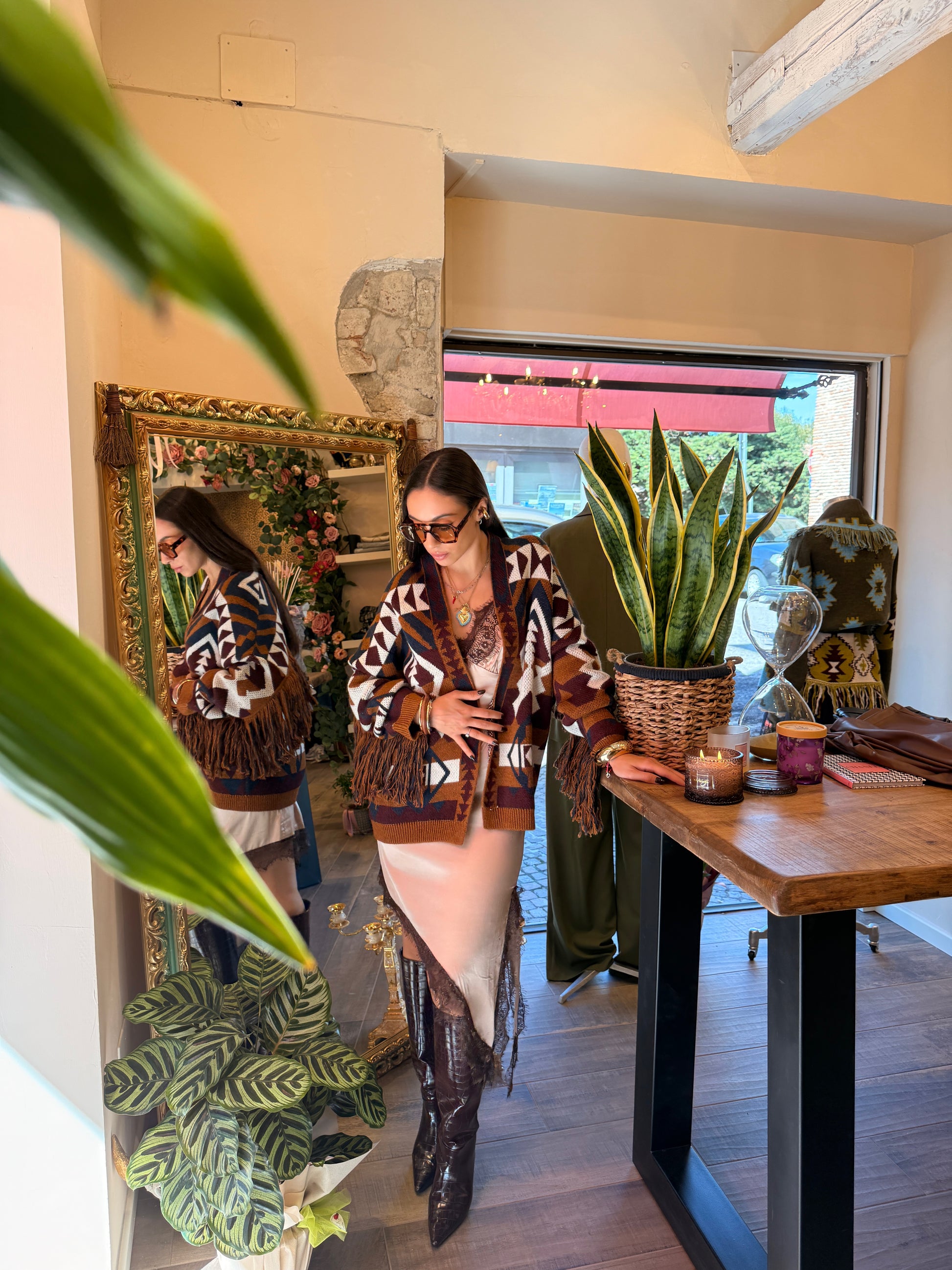 Cardigan con frange e motivo geometrico