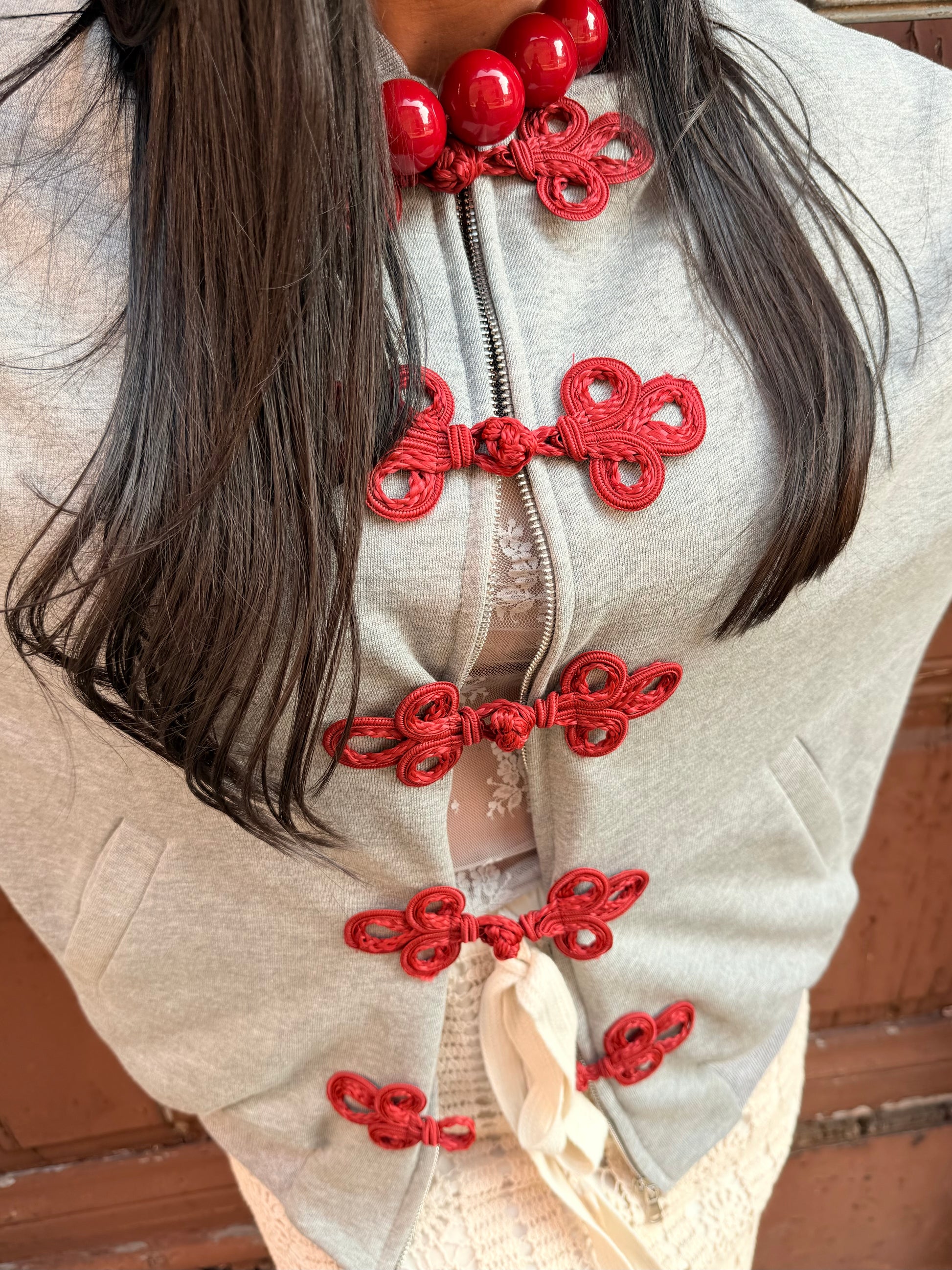 Felpa zip dettagli alamari fit ampio