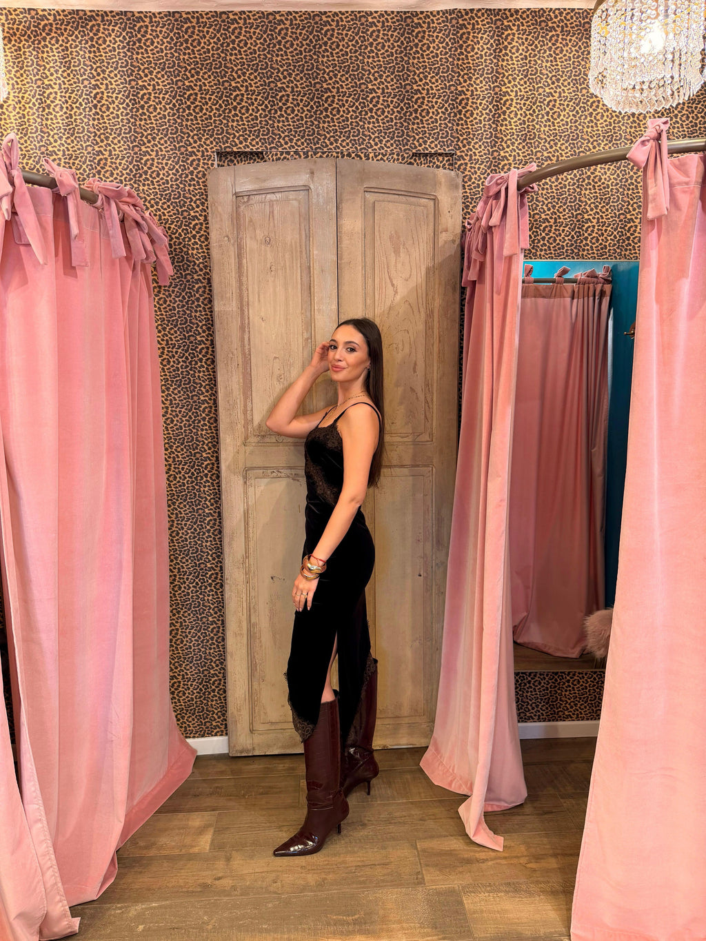 Abito con spalline e bordo in pizzo