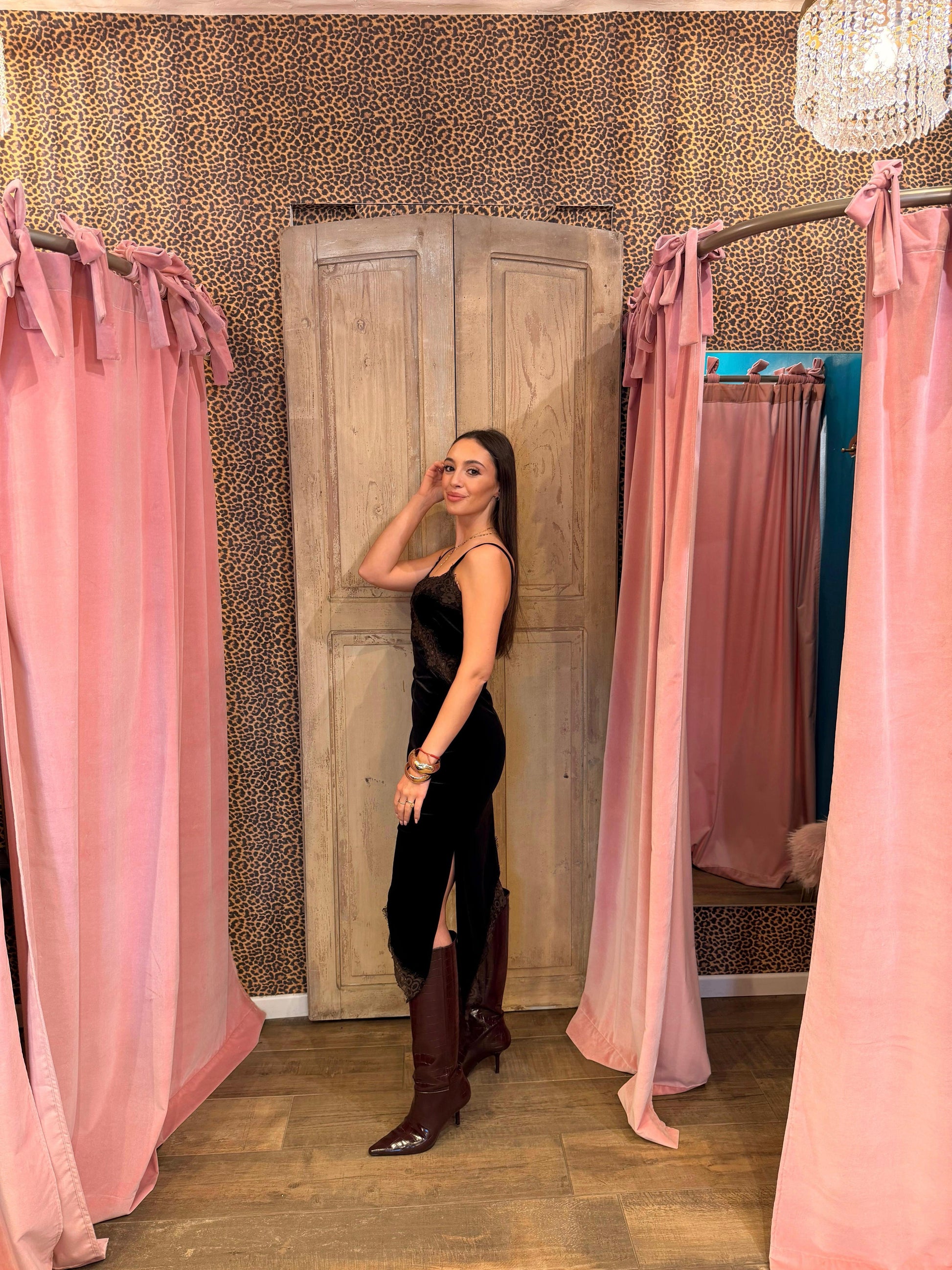 Abito con spalline e bordo in pizzo