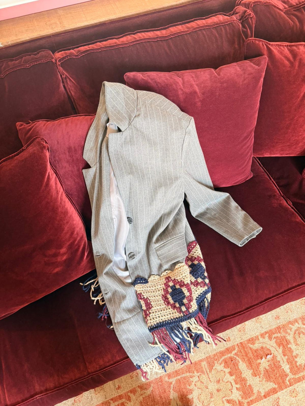 Blazer a righe con inserti crochet e frange