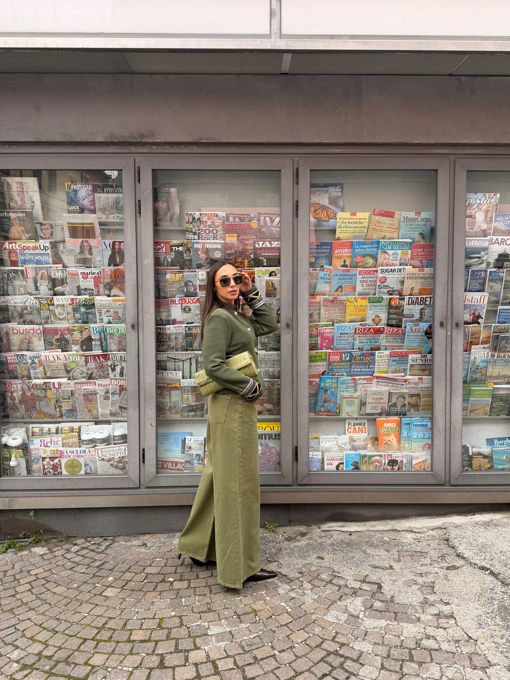 Blazer con bottoni dorati e dettagli ricamati