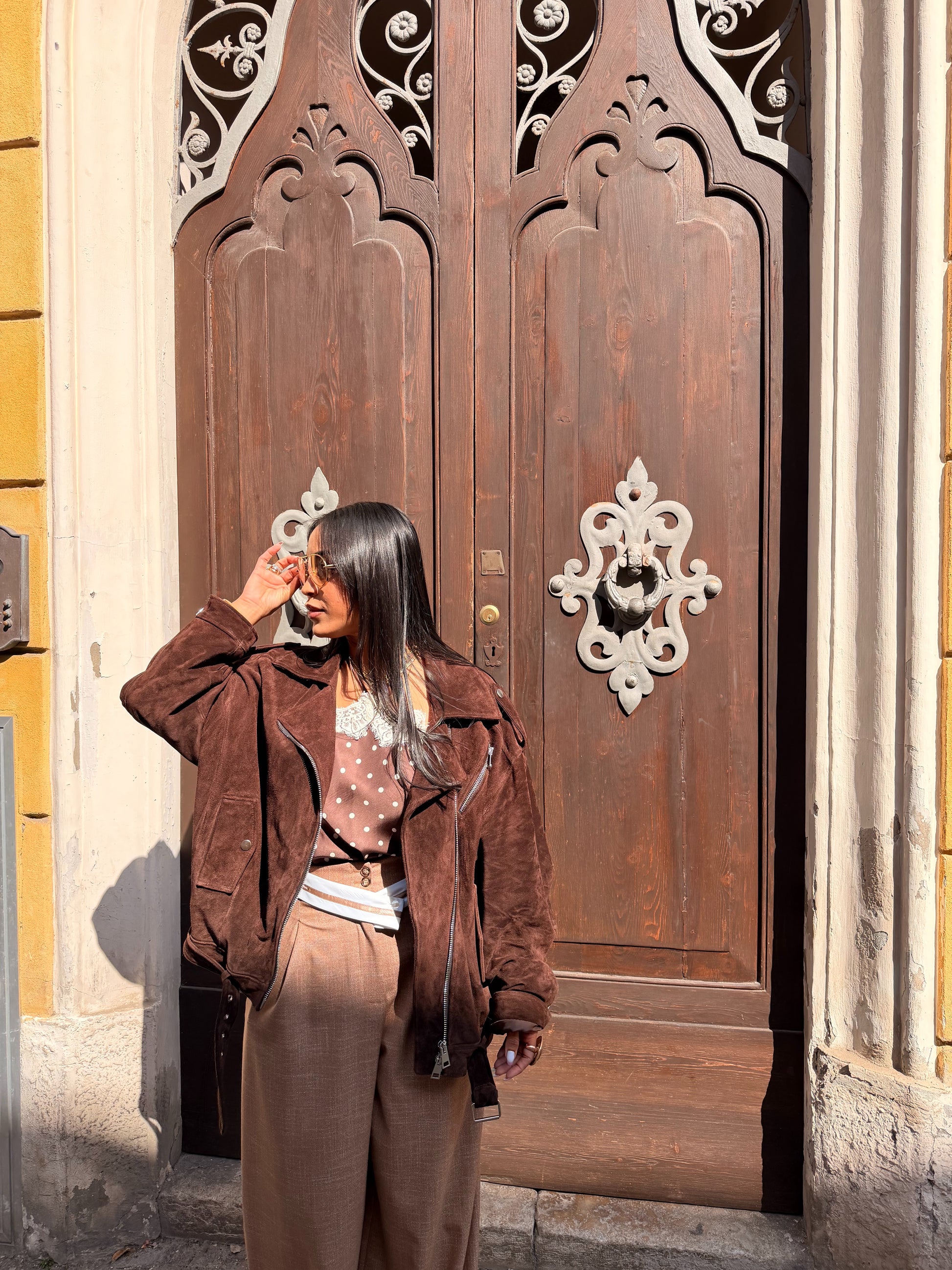 Giacca in pelle con zip asimmetrica e cintura