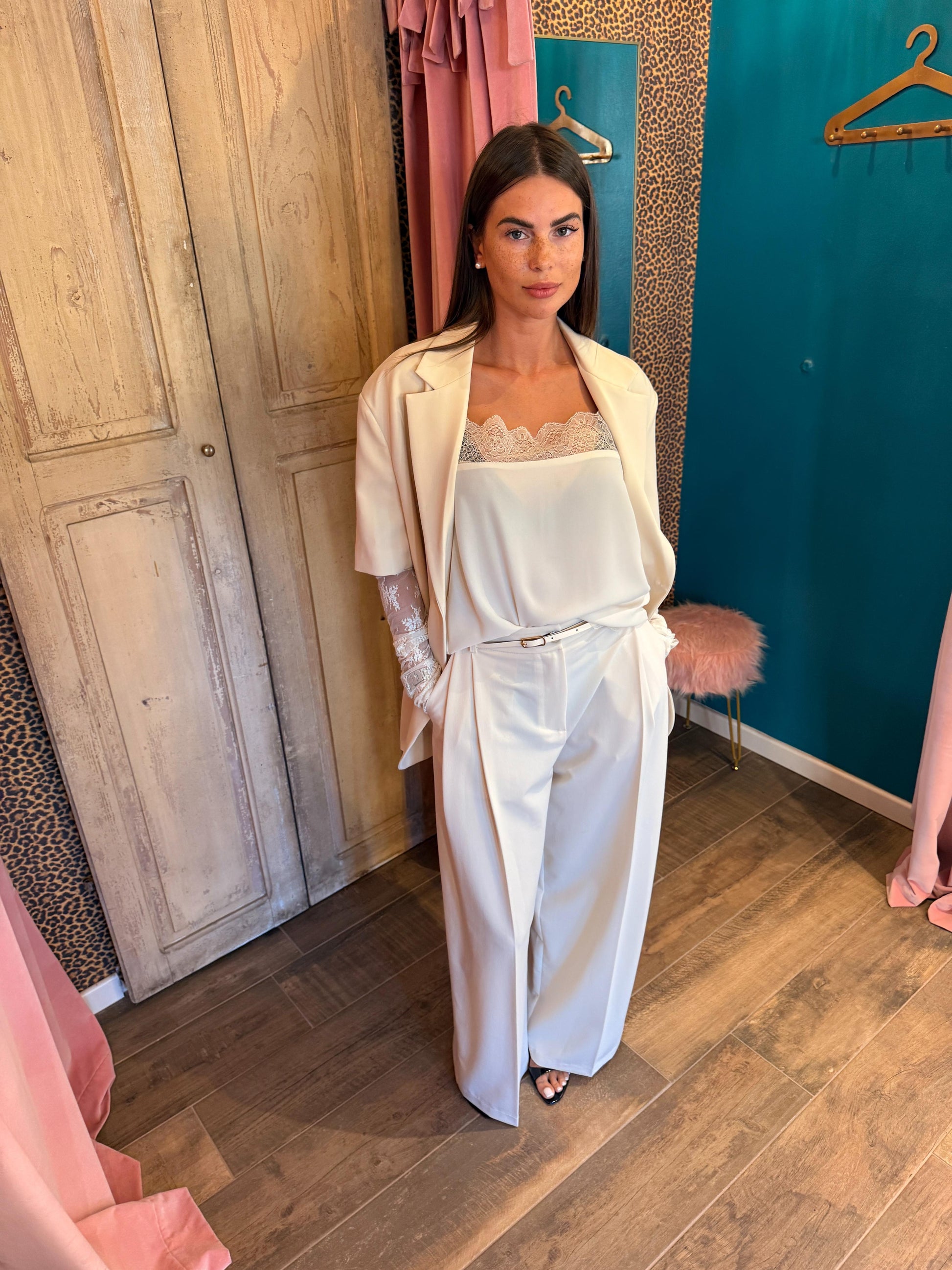 Top con bretelle e profili in pizzo