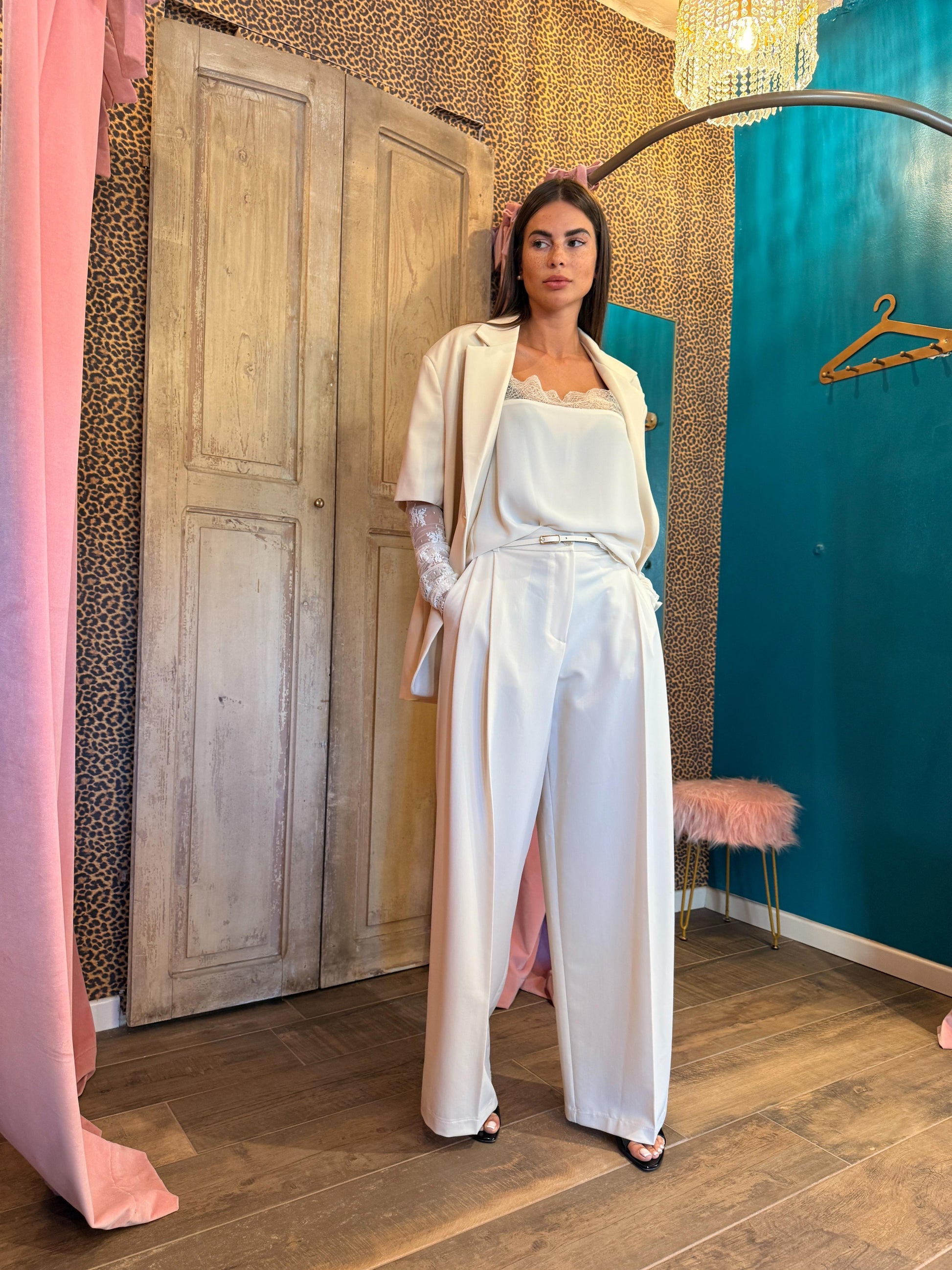 Top con bretelle e profili in pizzo