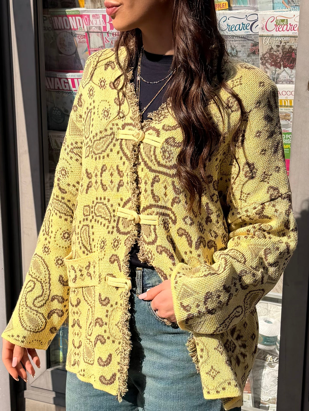 Cardigan con chiusura alamari e tasche frontali