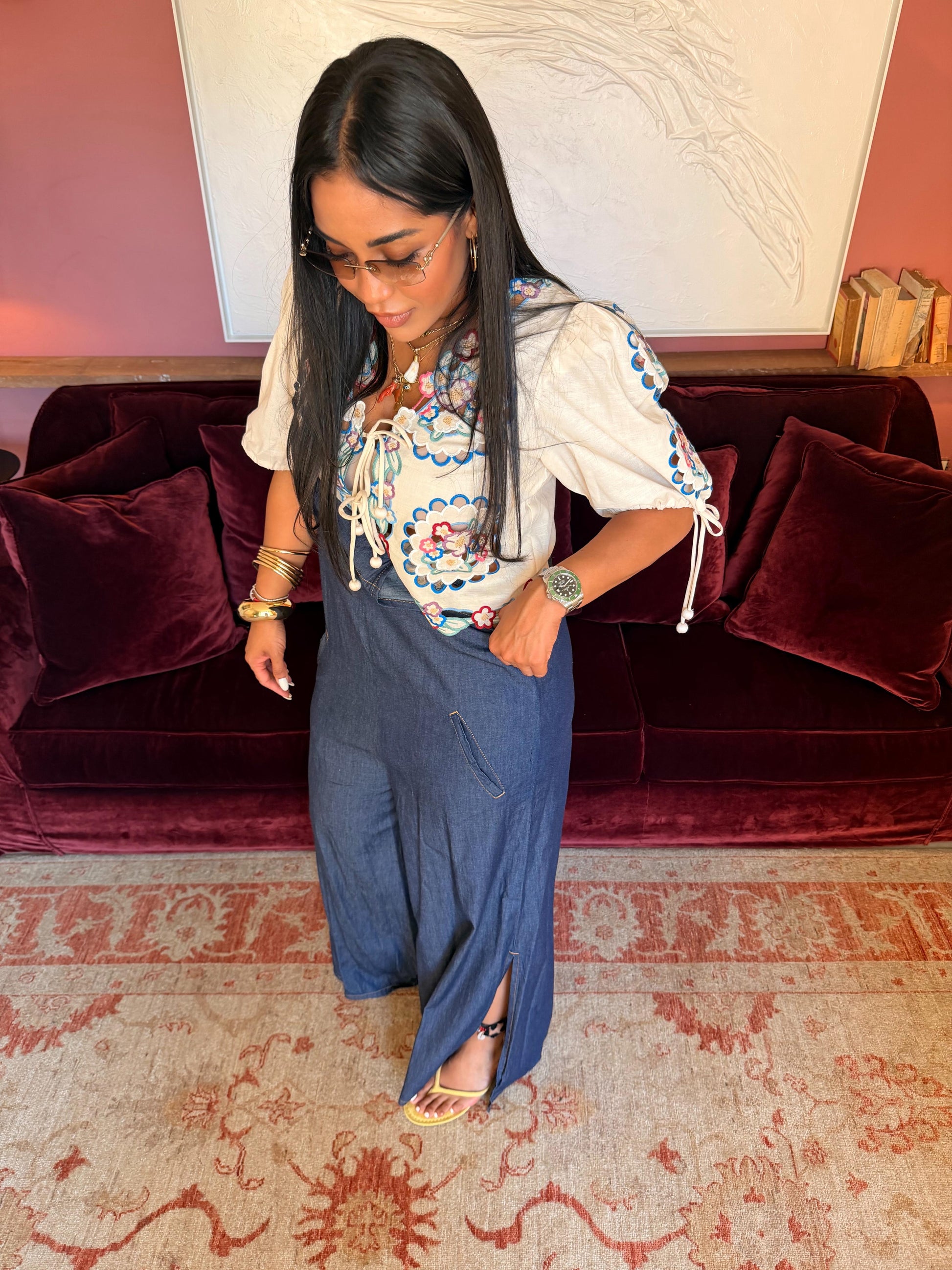 Blusa corta con ricamo floreale e laccetti