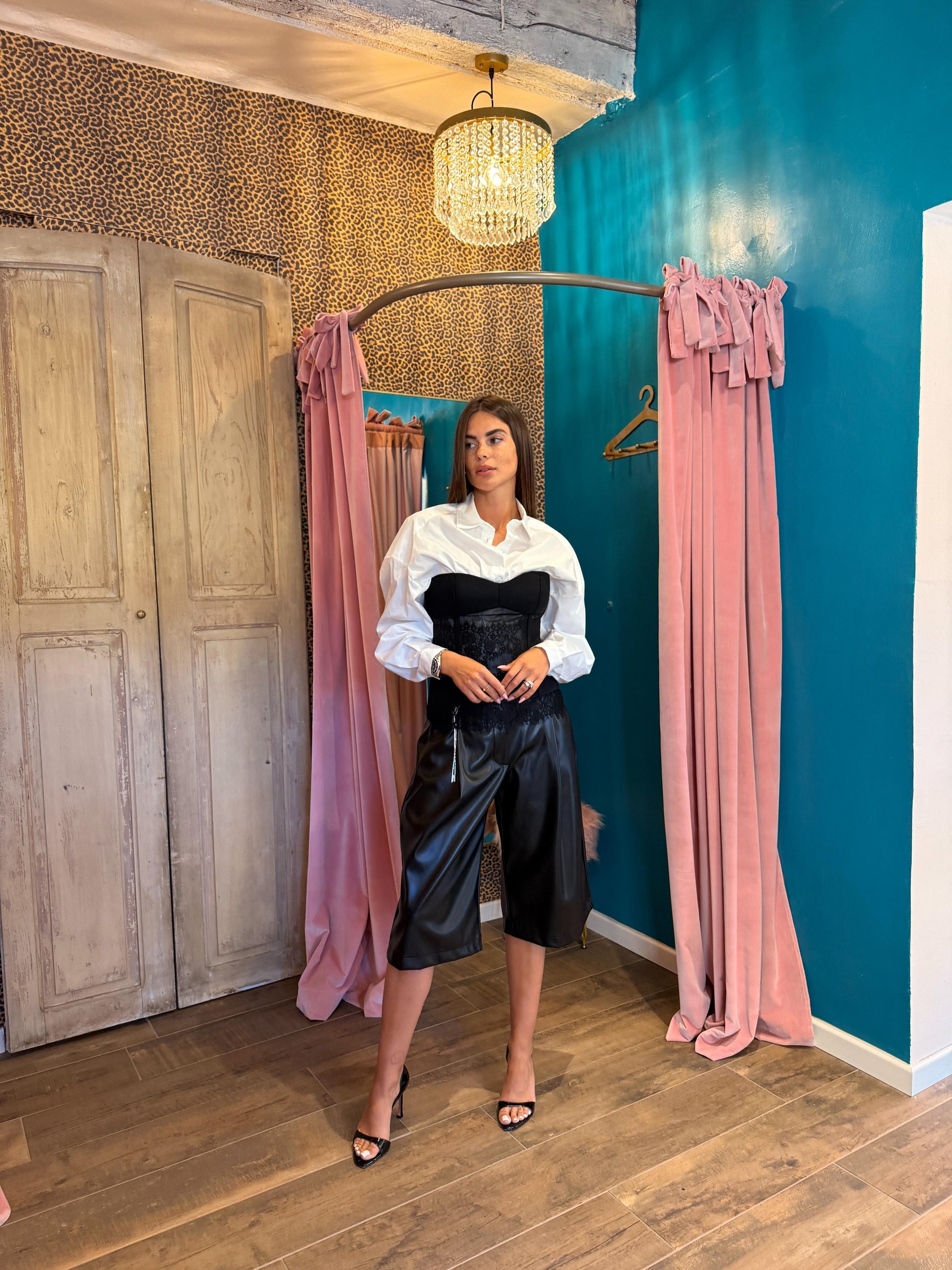 Shorts a gamba ampia lunghezza al ginocchio