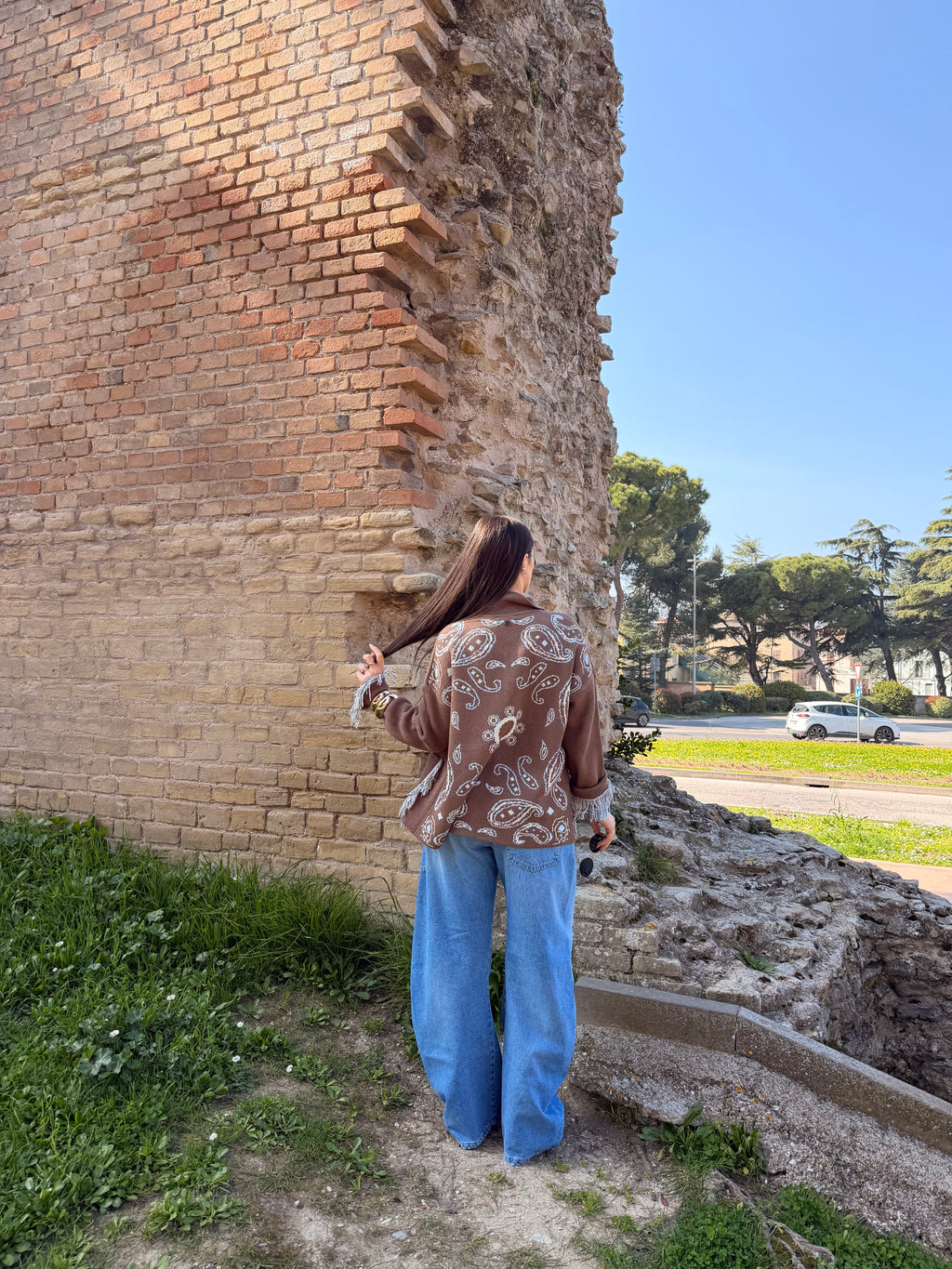 Cardigan fantasia paisley con frange e tasche