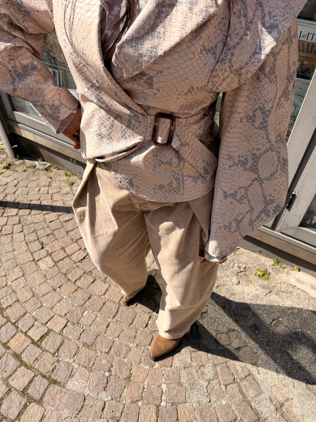Giacca in similpelle stampa pitonata con fibbia