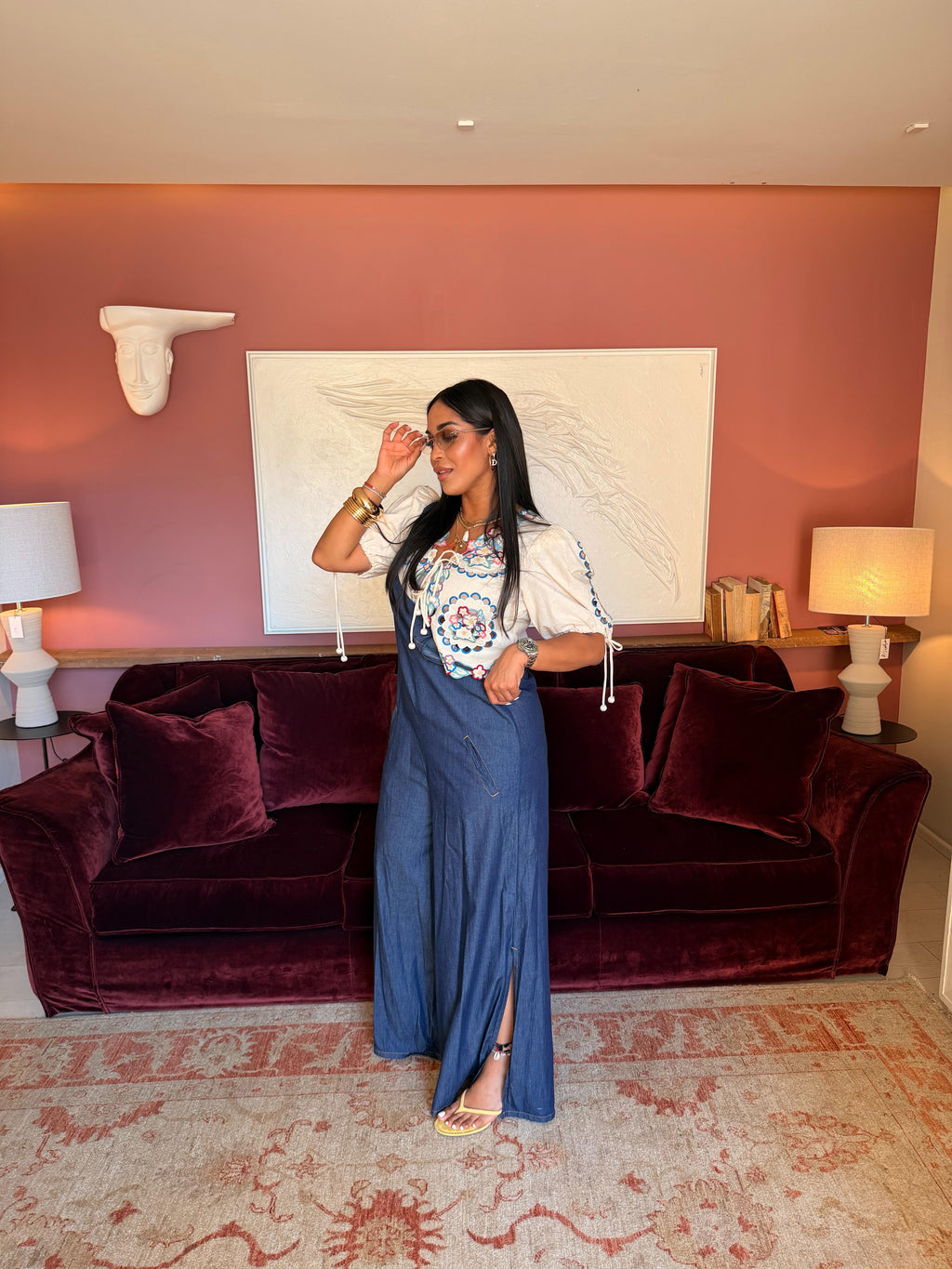 Blusa corta con ricamo floreale e laccetti