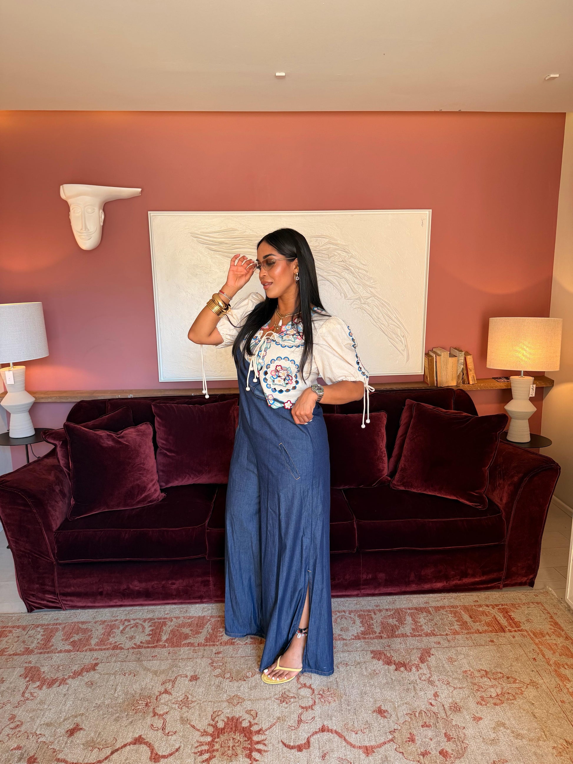 Blusa corta con ricamo floreale e laccetti