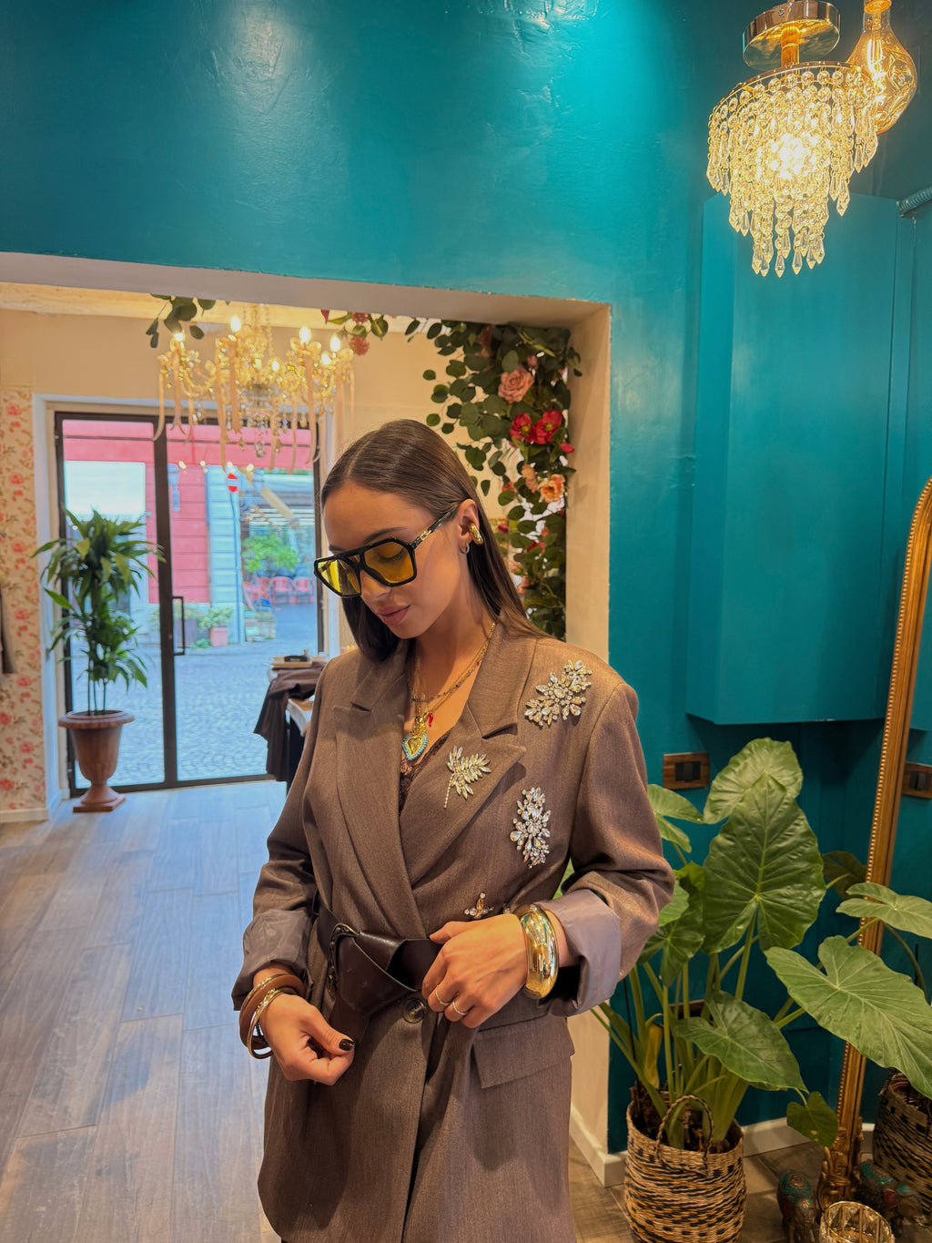 Blazer doppio petto con cintura e applicazioni gioiello