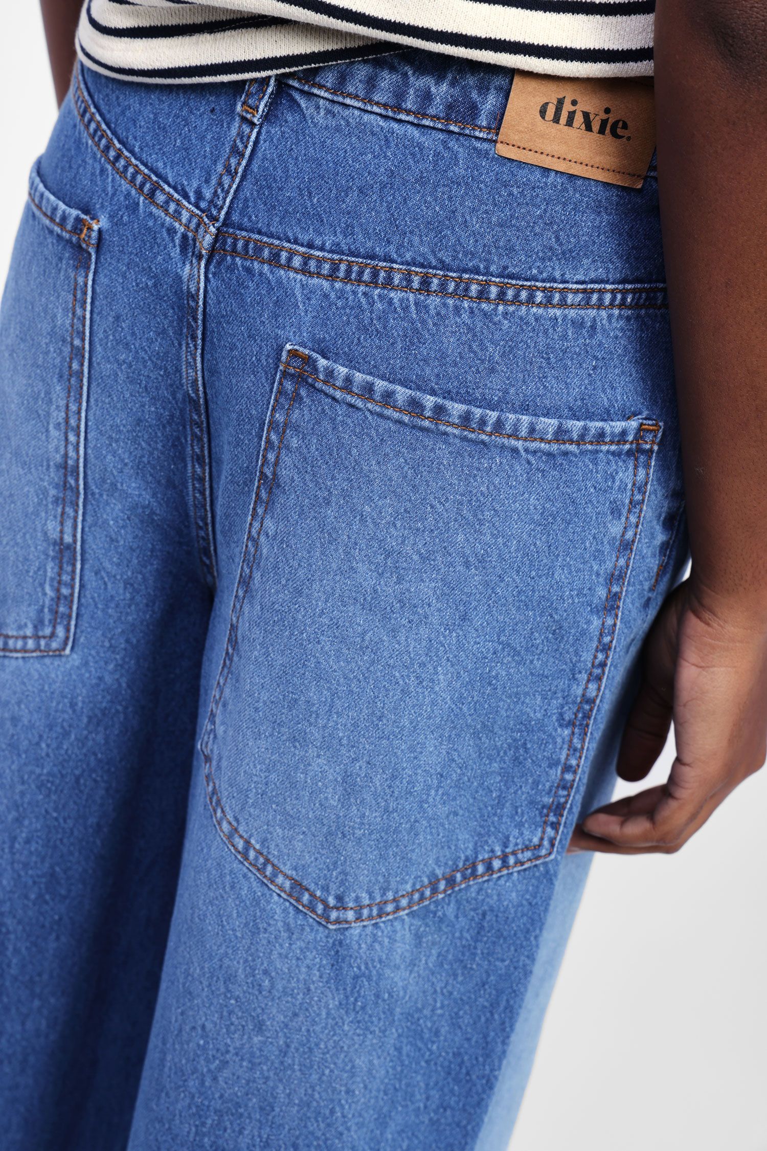 Jeans a gamba larga e vita alta
